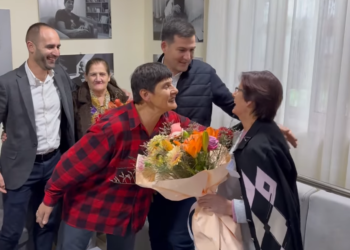 Festë për dy zonja në Shtëpinë e të Moshuarve, Arbër Hajdari u’a bën këtë ditë edhe më speciale