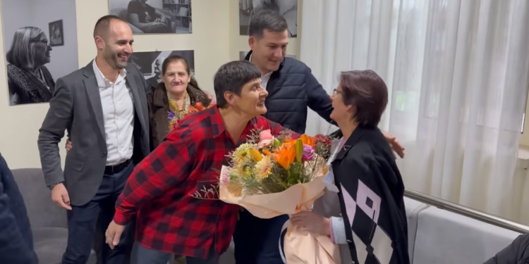 Festë për dy zonja në Shtëpinë e të Moshuarve, Arbër Hajdari u’a bën këtë ditë edhe më speciale