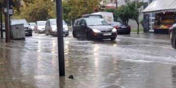 Shi e stuhi në Durrës, përmbyten rrugët 