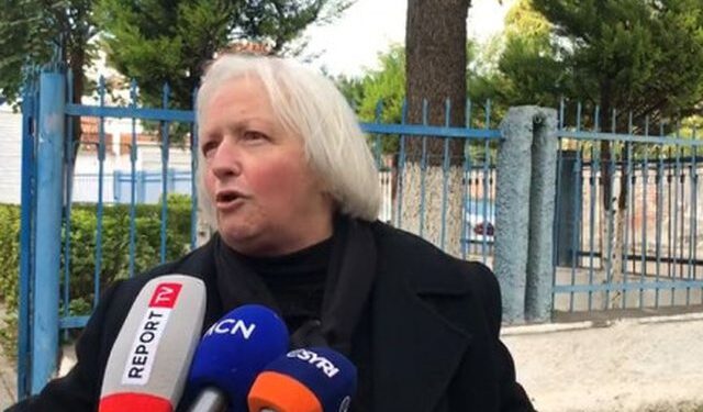 “Më jepni një snajper ta vras”, e moshura nga Elbasani niset për protestë
