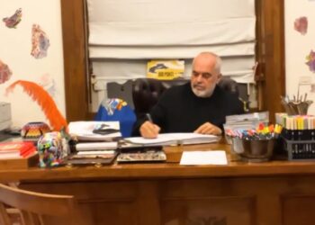 “Letrat kanë kohë që flenë nëpër prokuroritë e rretheve”, Rama firmos 15 procedura konfiskimi të ndërtimeve pa leje