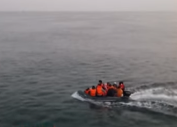 Iku me gomone, Donaldi rrëfen kushtet skandaloze në qendrën e emigrantëve në Angli (VIDEO)