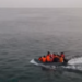 Iku me gomone, Donaldi rrëfen kushtet skandaloze në qendrën e emigrantëve në Angli (VIDEO)
