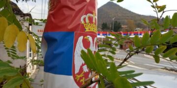 Veriu mbushet me flamuj serbë dhe mbishkrime “Kjo është Serbia”