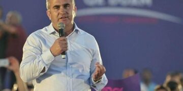 E shkarkoi nga puna, punonjësi i IT-së plagos me th*kë kryetarin e Bashkisë Divjakë dhe shoferin e tij