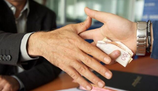 Studenti: Pedagogët kërkojnë 200-500 euro për një provim