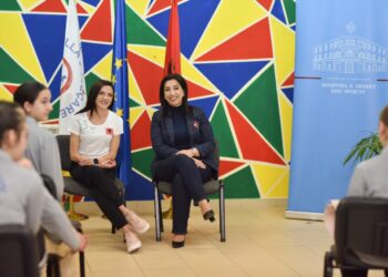  “Kampioni në Shkollën Time”/Ministrja Kushi dhe Luiza Gega me nxënës të shkollës “Niket Dardani”