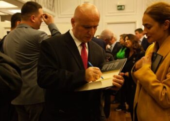 Mero Baze promovon librin e tij “Republika e Parë” (FOTO)