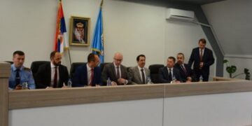 Serbët largohen nga institucionet e Kosovës