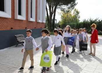 “Edukojmë brezat e rinj me vullnetarizëm”, nxënësit e shkollës “Elitë” dhurojnë veshmbathje, lodra dhe libra