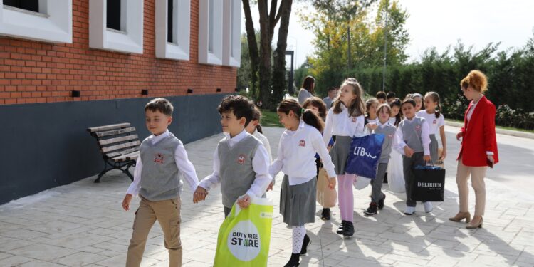 “Edukojmë brezat e rinj me vullnetarizëm”, nxënësit e shkollës “Elitë” dhurojnë veshmbathje, lodra dhe libra