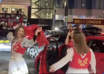 Shqiptarët ia marrin valles në qendër të Londrës, festojnë 110 vjetorin e Pavarësisë (FOTO-VIDEO)