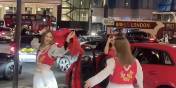 Shqiptarët ia marrin valles në qendër të Londrës, festojnë 110 vjetorin e Pavarësisë (FOTO-VIDEO)