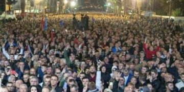 Nikoll Lesi: Rama ua pshurri protestën Berishës dhe Metës. Mirë ua bën, se atyre qejfi ua ka por by**a nuk ua mban