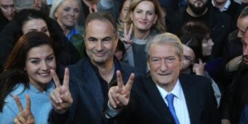 Policia i ndaloi protestën para Kryeministrisë në 6 dhjetor/Berisha: Bulevardi do të mbushet si kurrë më parë