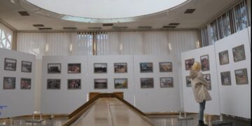 Një ekspozitë për gjenocidin në Kosovë, “Mos harro” me 70 fotografi nga vuajtjet e shqiptarëve