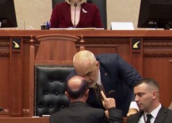 “Kokë më kokë” me Ramën në Kuvend/Dash Sula: I ofrova disa dokumente për Portin e Durrësit që t’i verifikojë!