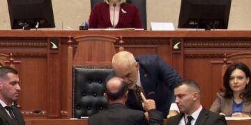 “Kokë më kokë” me Ramën në Kuvend/Dash Sula: I ofrova disa dokumente për Portin e Durrësit që t’i verifikojë!