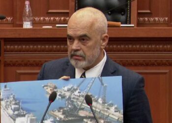Ramën nuk e mbajnë nervat në Kuvend, “zbërthen” portin e Durrësit: Ajo tokë është e ndotur, si ajo vrima që ju ngeli në dorë!