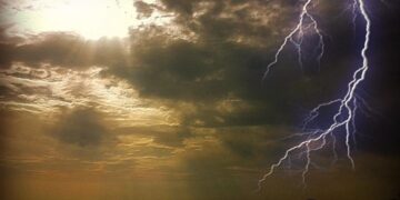 “Çmendet” moti, rrebeshe shiu dhe rrufe në fundjavë