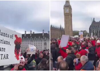 “Braverman ti mund të jesh kriminele, ne jo”, shqiptarët protestojnë në Angli (VIDEO)