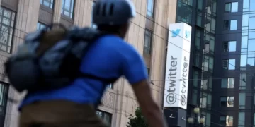 Twitter do të shkurtojë vendet e punës pas marrjes së kompanisë nga Elon Musk