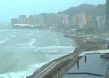 Moti i keq, ndalohet lundrimi i mjeteve të vogla dhe anijeve të peshkimit në gjirin e Vlorës