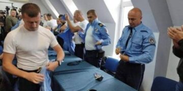 Policët serbë zhveshin uniformat/Presidenca: Serbia po i detyron serbët e Kosovës të largohen nga institucionet