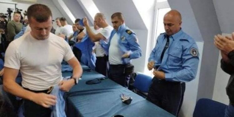 Policët serbë zhveshin uniformat/Presidenca: Serbia po i detyron serbët e Kosovës të largohen nga institucionet