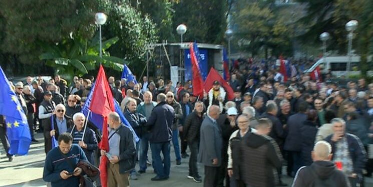 Protestuesit me flamuj të BE-së dhe kuqezi/Meta mbërrin në selinë e PD-së