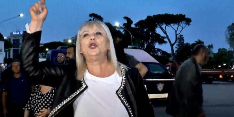 Adriana Kalaja nuk tërhiqet: Kullat pa leje do hidhen në erë me tr*tol