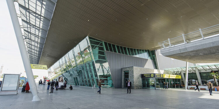Samiti në Tiranë/Aeroporti i Tiranës njofton udhëtarët