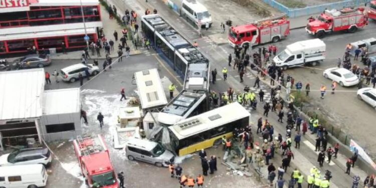 Aksident i rëndë në Turqi/Tramvaji përplaset me autobusin, 19 të plagosur (FOTO-VIDEO)