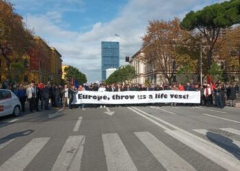 “Europë na hidh një jelek shpëtimi”, protestuesit shpalosin banderolën në bulevardin “Dëshmorët e Kombit”