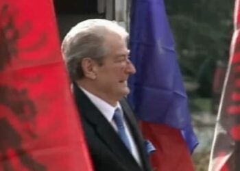 I gjakosur në fytyrë, Berisha nuk ndalet (VIDEO)