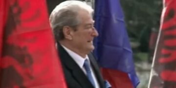 I gjakosur në fytyrë, Berisha nuk ndalet (VIDEO)