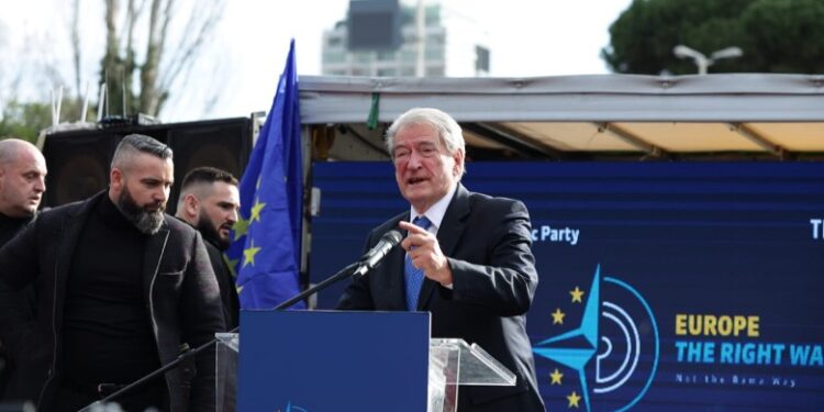 Incident në protestën e opozitës, momenti kur Sali Berisha qëllohet me grusht në fytyrë (VIDEO)