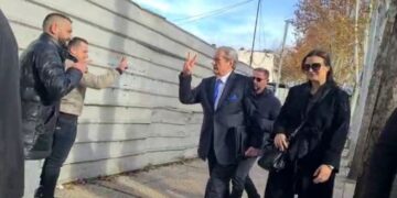 Berisha përshëndet simpatizantët me dy gishta, pritet në seli me duartrokitje