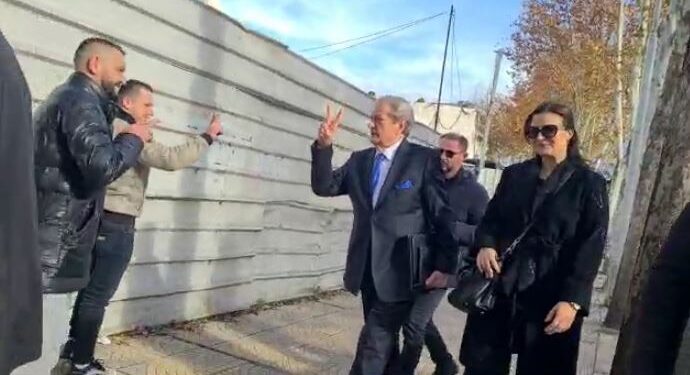 Berisha përshëndet simpatizantët me dy gishta, pritet në seli me duartrokitje