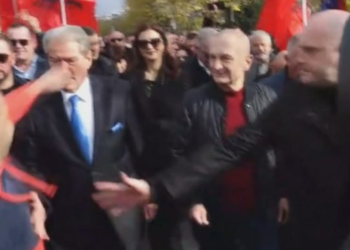 Si u iku nga duart truprojave të Berishës agresori, e qëlloi direkt me grusht