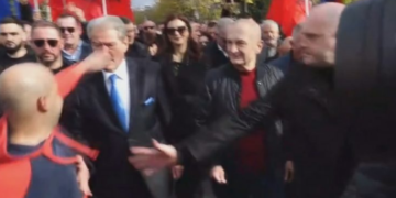 Si u iku nga duart truprojave të Berishës agresori, e qëlloi direkt me grusht