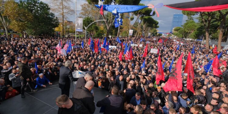 Reuters: Lideri i opozitës shqiptare goditet me grusht, teksa po marshonte për të protestuar