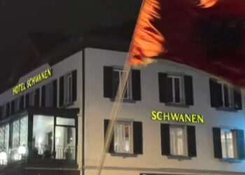 Eleminimi i Serbisë/Në rrugët e Zvicrës festojnë me flamurin shqiptar (VIDEO)