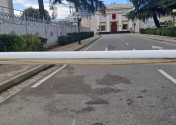 Kujtoi se ishte parkim, 32-vjeçari thyen traun e Parlamentit dhe hyn në oborr me makinë
