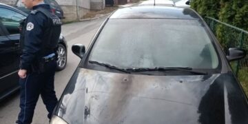 Vijojnë tensionet, digjen edhe tre makina të tjera me targa ‘RKS’ në veri të Kosovës