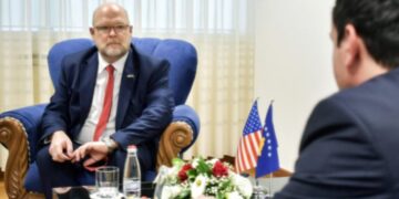 Ambasadori i SHBA takon Kurtin: Kryeministri duhet të punojë me ne për zbatimin e Asociacionit