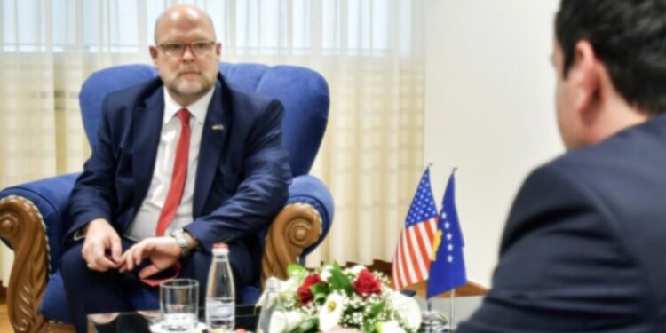 Ambasadori i SHBA takon Kurtin: Kryeministri duhet të punojë me ne për zbatimin e Asociacionit