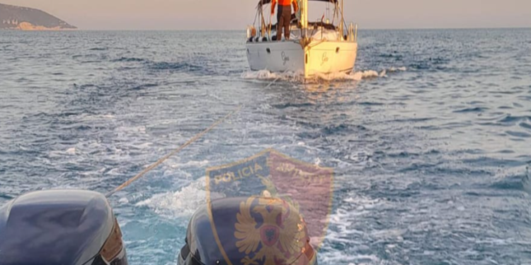 Kishin mbetur në mes të detit, shpëtohen tre shtetasit e huaj në Vlorë