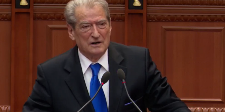 “Motoja juaj ‘hëngshi kokën’ njëri-tjetrit”, Berisha-Ramës: Ke sulmuar me tritol mediet për qëllimet e tua!