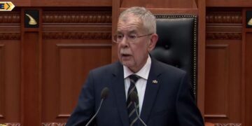 Presidenti austriak në Kuvendin e Shqipërisë: Dënoj sulmin ndaj godinës së Top Channel